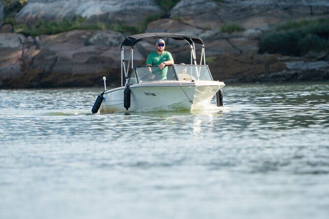 Squamish 4hr Rental 17ft Fiberglass Hourston with 70HP Engine - The Ideal Audience for This Experience