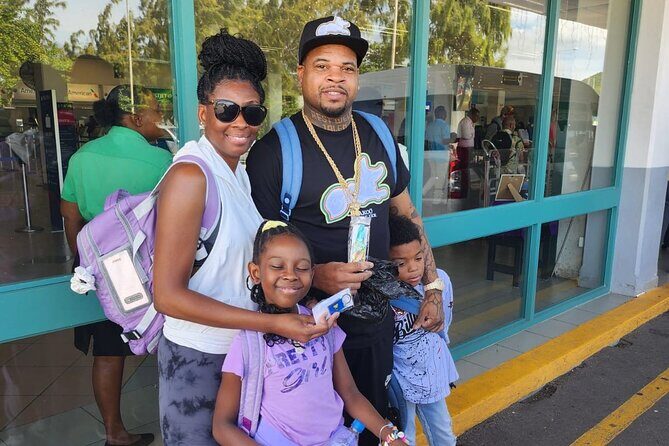 St. Lucia UVF Airport Transfers - Roundtrip with Free Souvenirs - Who Will Love This Service?