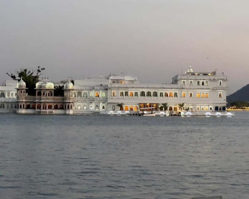 Stories of Udaipur: Ghats, Temples & Heritage Walk - Wandering Through Secret Alleys and Ghats