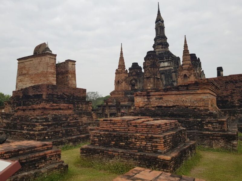 Sukhothai: Full-Day Historical Park Cycling Tour with Lunch - Visiting Sukhothai’s UNESCO-Listed Ruins