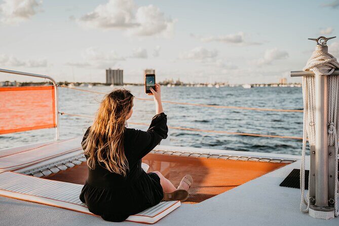Sun & Sightseeing Hakuna Matata Catamaran Cruise in Palm Beach - Key Points