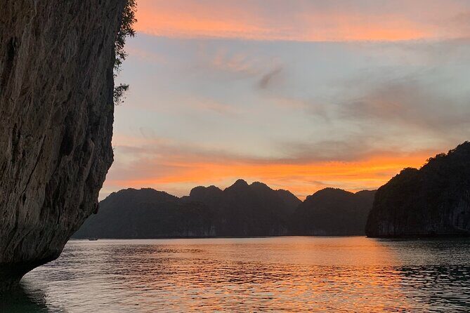 Sunset & Bioluminescent Plankton Kayaking Lan Ha bay - A Night of Light and Water: Exploring the Sunset & Bioluminescent Plankton Kayaking Tour in Lan Ha Bay