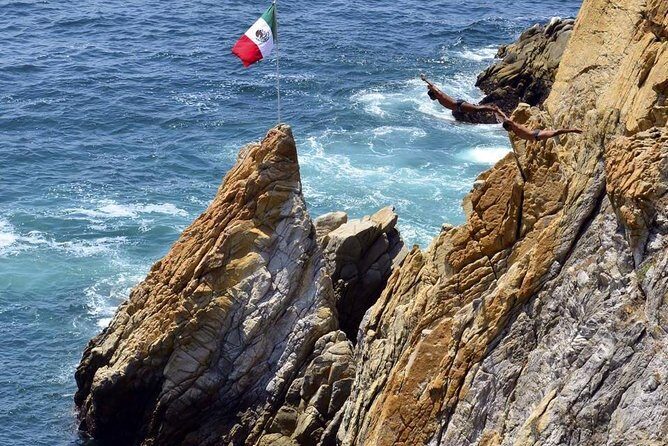 Sunset Dinner and Cliff Divers in Acapulco - Key Points