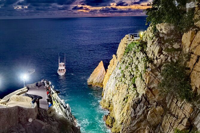 Sunset + High Cliff Divers La Quebrada at La Perla - Only Drinks - Key Points