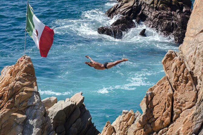 Super DeLuxe Bella Vista Dinner &1 Drink +2 Drinks at CliffDivers - Exploring Acapulco’s Main Street