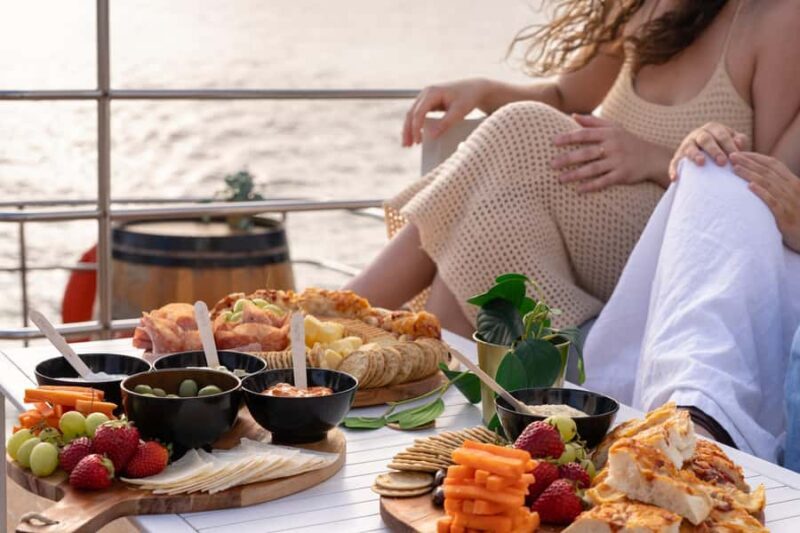 Sydney: Golden Glow Sunset Harbour Cruise with 1 Drink - The View and Atmosphere