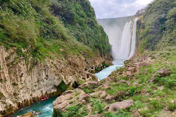 Tamul waterfall and water cave on a wooden canoe - Key Points