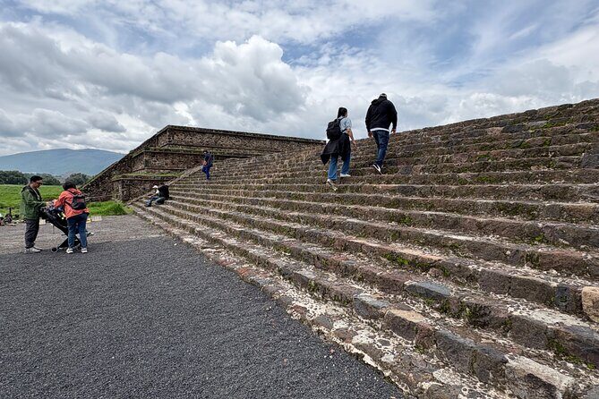 Teotihuacan Pyramids VIP Tour without Commercial Stops - FAQs