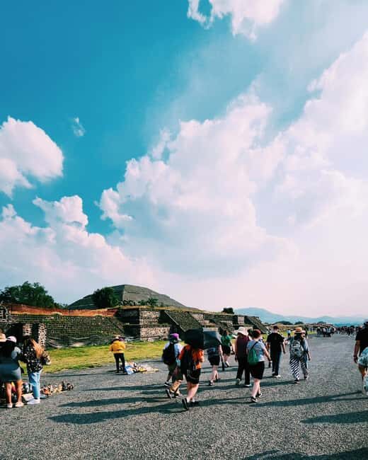 Teotihuacan VIP: Tour of the pyramids and Basilica of Guadalupe, tourist areas - Cultural and Artistic Flavors