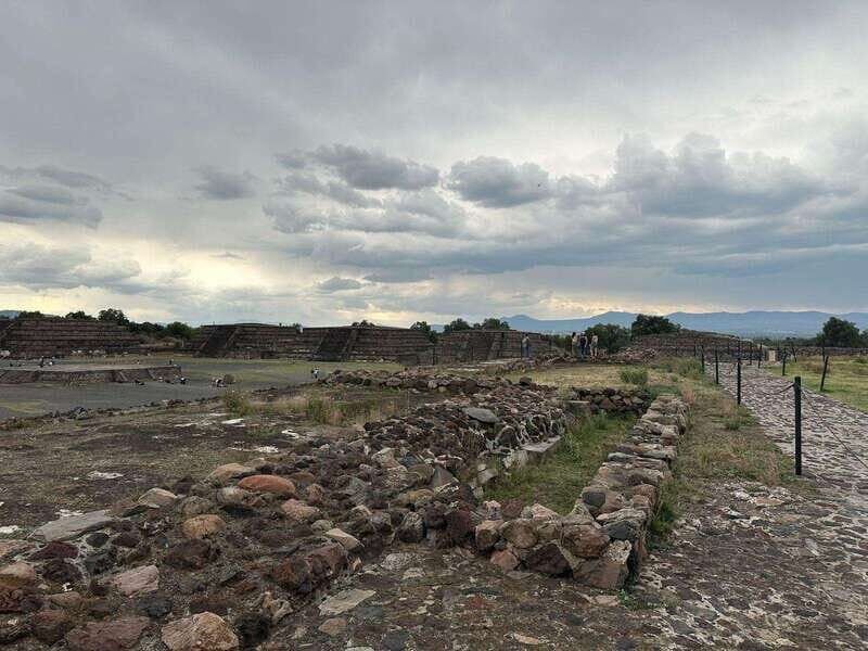 Teotihuacan VIP: Tour of the pyramids and Basilica of Guadalupe, tourist areas - Real Travelers Impressions