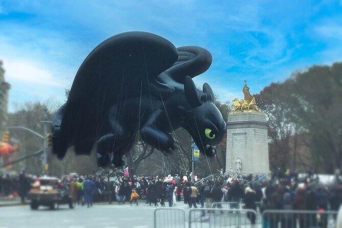 Thanksgiving Parade Indoor Viewing and Brunch Columbus Circle - The Experience: What You Can Expect