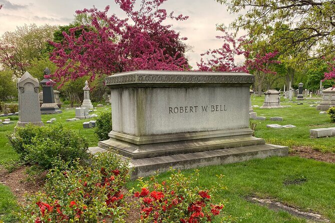 The Deep Pockets Of Graceland Cemetery Walking Tour - Key Points
