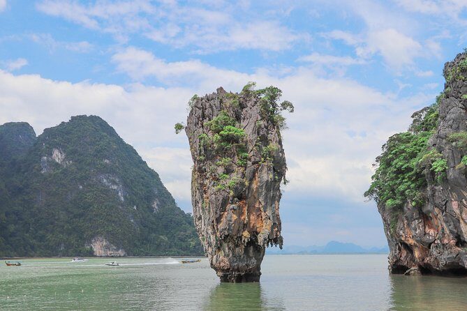 THE PREMIUM JAMES BOND Island by Speed Boat - Key Points