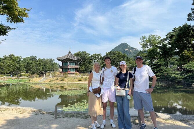 Time Travel in Seoul: Gyeongbokgung Palace, Folk Museum & Bukchon - Exploring Gyeongbokgung Palace