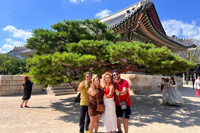 Time Travel in Seoul: Gyeongbokgung Palace, Folk Museum & Bukchon - Hidden Gems in Bukchon Hanok Village