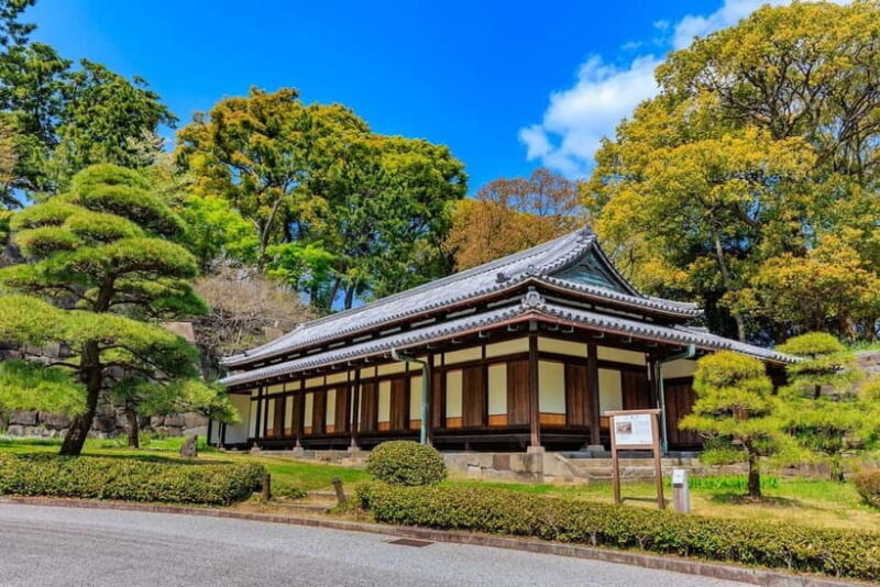 Tokyo: Private Tour of the Imperial Palace East Gardens - FAQ