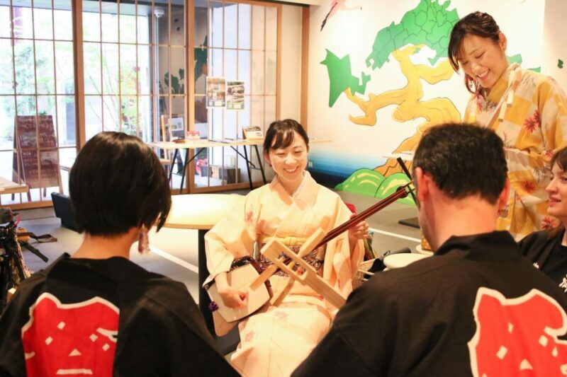 TOKYO SHAMILet's make a mini shamisen and play it! - Who Will Love This Tour?