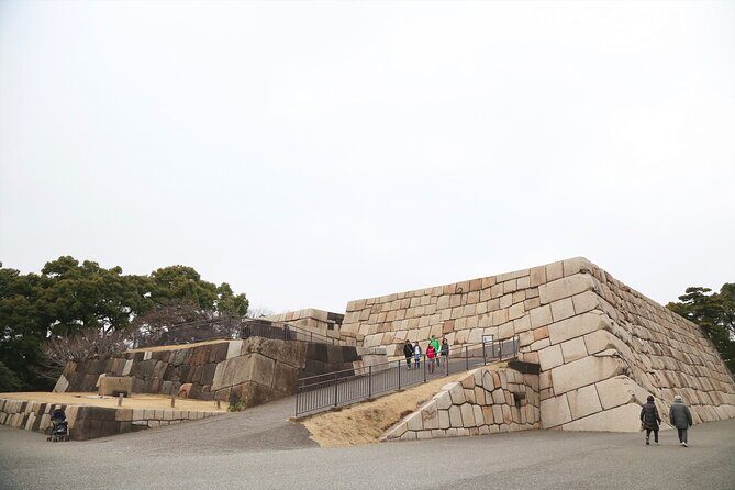Tokyo's Imperial Palace & Nihonbashi Tour - Traditional Shops and Tasting Experiences