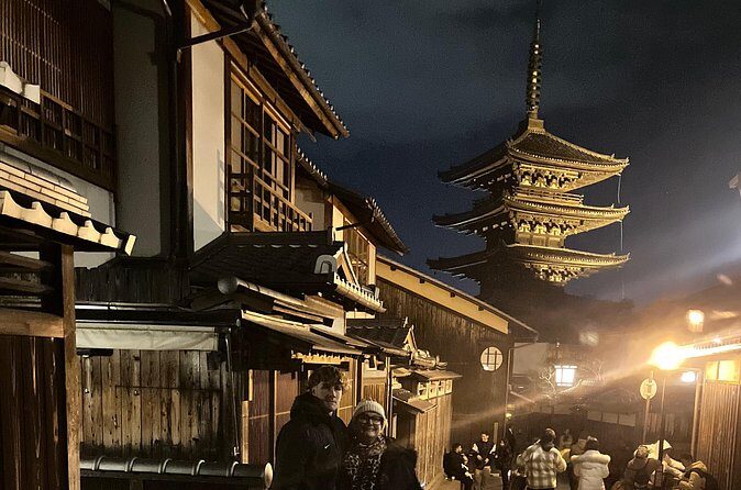 Top Notch walking tour of Historic Kyoto Gion District - Group Size and Atmosphere