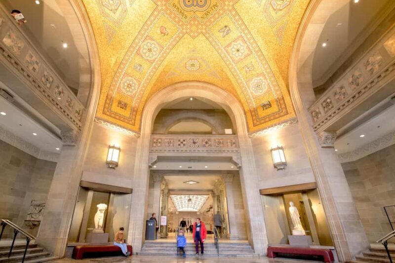 Toronto: Royal Ontario Museum Scavenger Hunt - Key Points