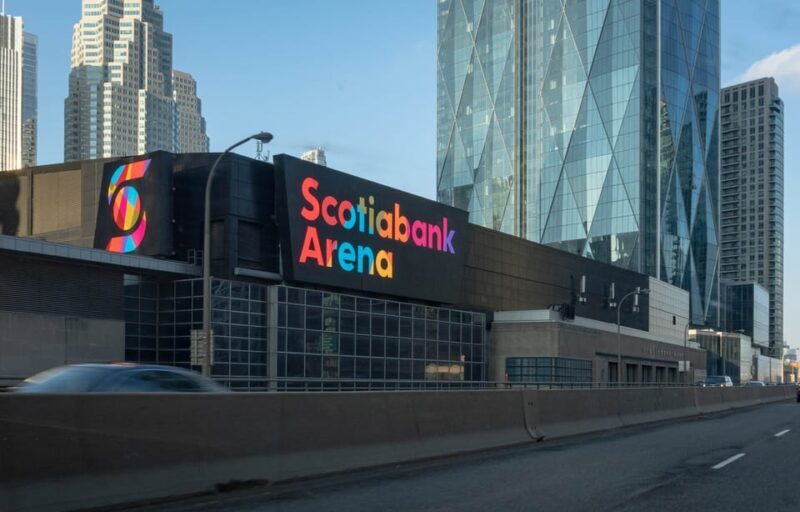 Toronto: Toronto Maple Leafs Game Ticket at Scotiabank Arena - Authenticity and Local Flavor