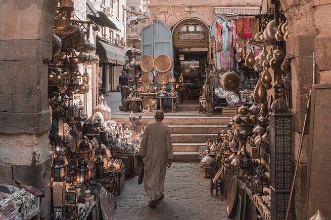 Tour of the Pyramids, Egyptian Museum and Bazaar with lunch - The Pyramids of Giza: A Monumental Start