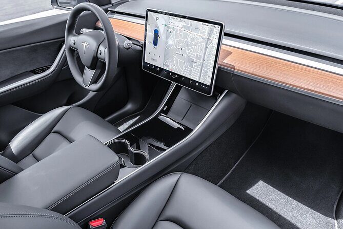 Transfer in Tesla from SDQ Airport to Santo Domingo - Key Points