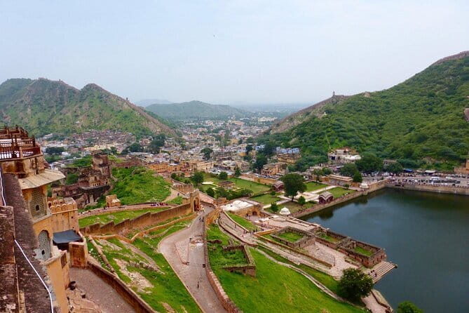 Travel Through the Streets of Jaipur by Tuktuk with a Local - Discovering Jaipur with a Tuk-Tuk: An In-Depth Look