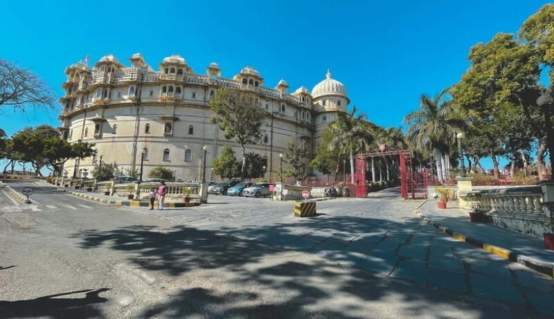 Udaipur: City of Lakes Full-Day Guided Tour - Crystal Gallery and Vintage Car Museum