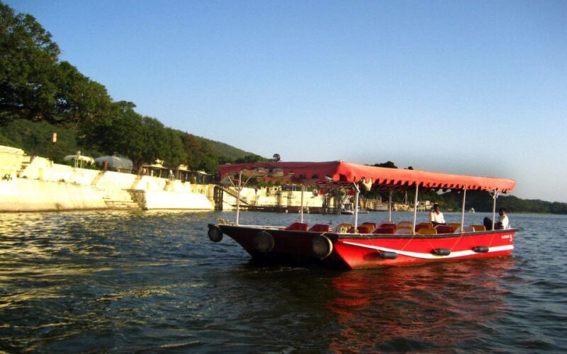 Udaipur Full-Day Private Tour with Boat Ride and Lunch - Transport, Timing, and Group Size