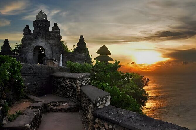 Uluwatu Sunset,Kecak Dance and Diner Seafood In Jimbaran - Exploring the Itinerary: What You’ll Likely Experience