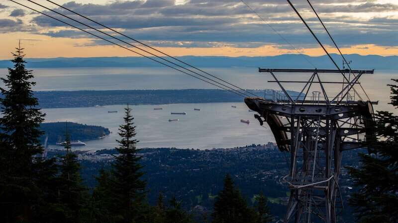 Vancouver: Attractions by Twilight Guided Tour with Dinner - Transport and Group Size
