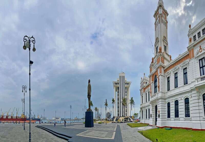 Veracruz: Panoramic Sightseeing City Tour and Aquarium - Authenticity and Experience