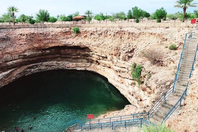 Wadi Shab and Bimmah Sinkhole Private Day Trip+Lunch - Lunch Break: A Taste of Local Hospitality