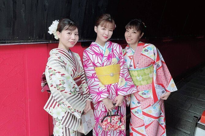 Walking around town in a kimono, you can choose your favorite kimono from the traditional Okinawan costumes "Ryuso", "Kimono", "Yukata" Hairset & Lipstick & Kimono & Rental FeeAll Comic Book - Key Points