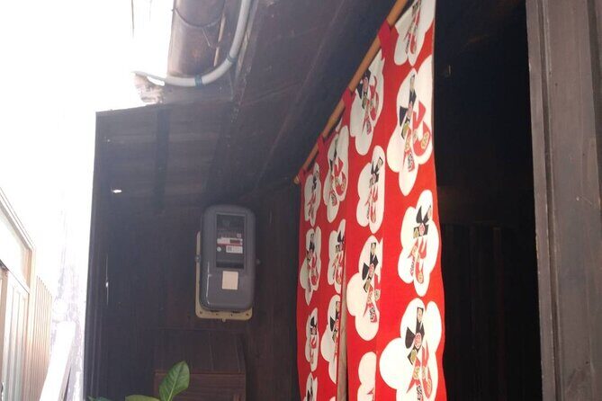 Walking around town in a kimono, you can choose your favorite kimono from the traditional Okinawan costumes "Ryuso", "Kimono", "Yukata" Hairset & Lipstick & Kimono & Rental FeeAll Comic Book - Who Will Love This Experience?