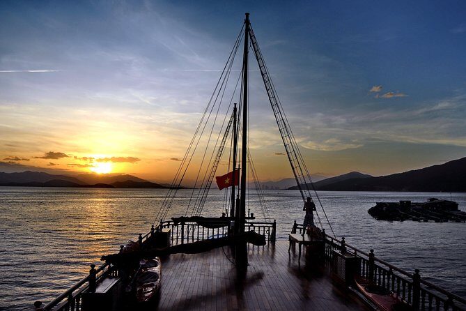Watching Stunning Sunset with Cocktail and Dinner on Luxury Cruise - Who Should Book This?