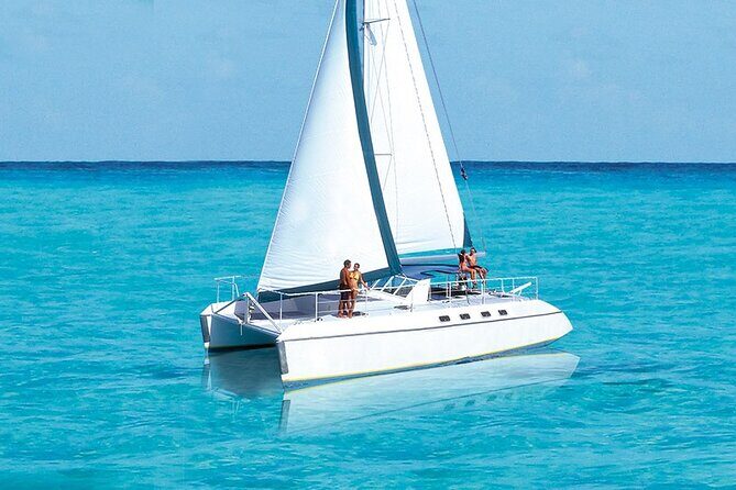 Wild adult catamaran party sailing to Isla Mujeres - Key Points