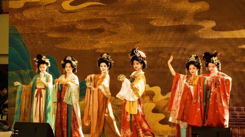 Xi'an:Hanfu-Themed Tour: Snap Shots at Iconic Historic Sites - An In-Depth Look at the Xian Hanfu Tour