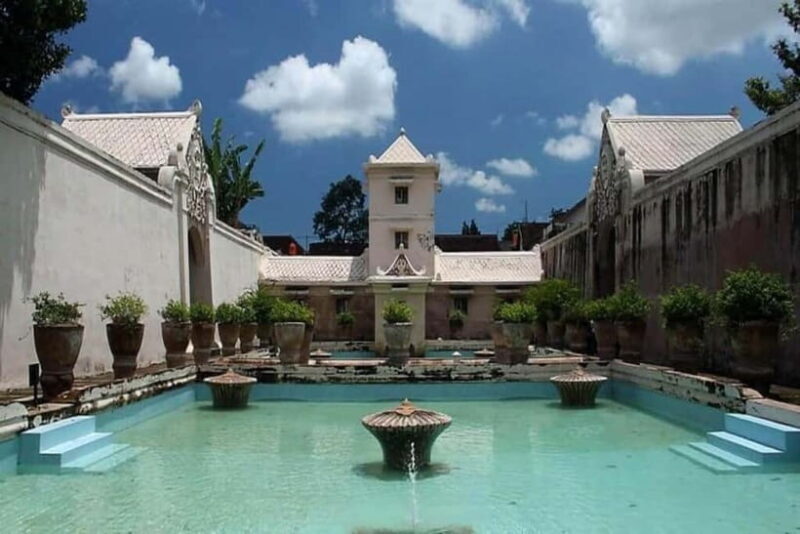 YOGYAKARTA CITY TOUR,SULTAN PALACE,WATER CASTLE AND CRAFTS. - Key Points