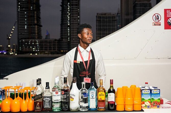 Superyacht Experience in Dubai with Dinner and Live Music - Who Will Love This Cruise?